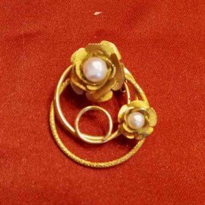 PERIOD STYLE 60'S PIN GOLDTONE FLOWERS W/FAUX PEARLS